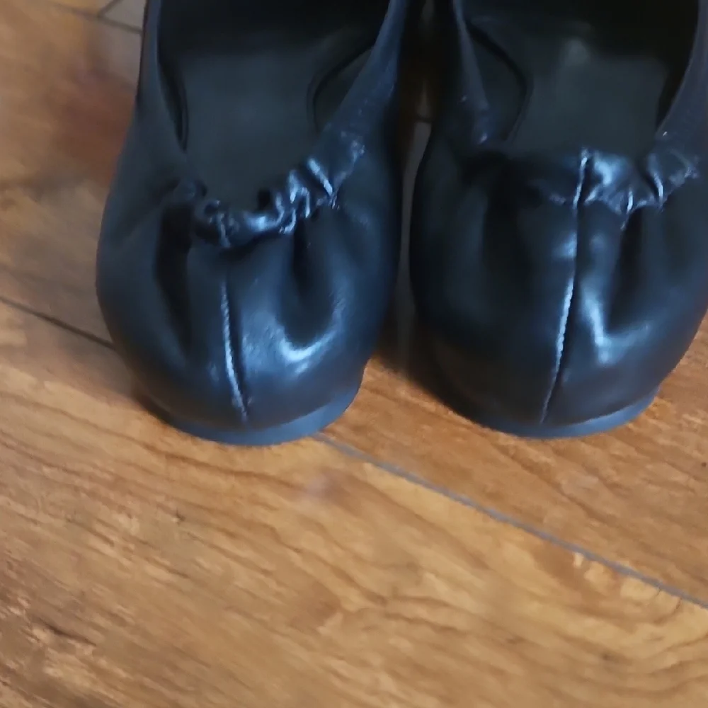 Tory Burch Black Flats with Gold Emblem Sz 10M